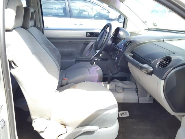 3VWCA21C3YM476618 - 2000 VOLKSWAGEN NEW BEETLE 银色 照片 5