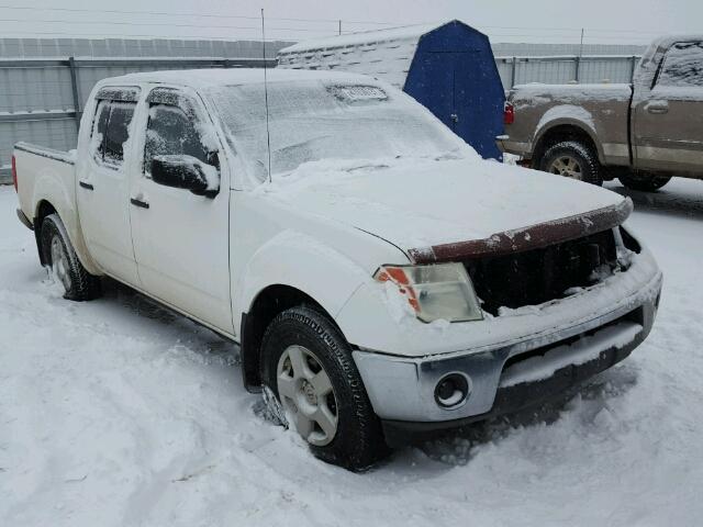 1N6AD07W86C461048 - 2006 NISSAN FRONTIER C WHITE photo 1