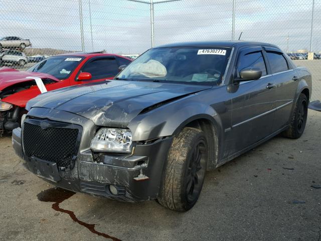 2C3LA53G28H149182 - 2008 CHRYSLER 300 TOURIN GRAY photo 2