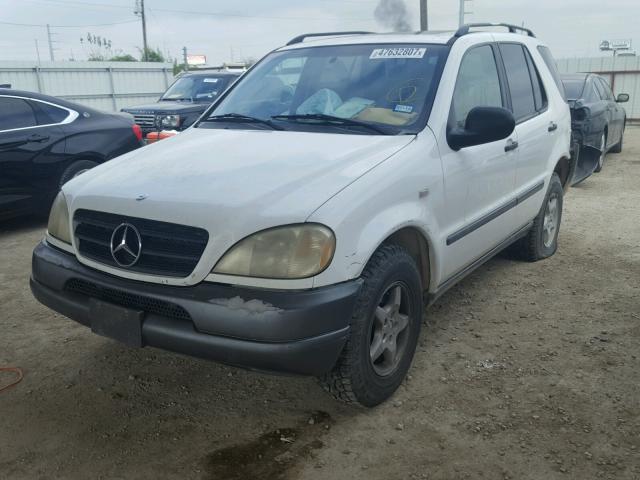 4JGAB54E8WA037104 - 1998 MERCEDES-BENZ ML 320 WHITE photo 2