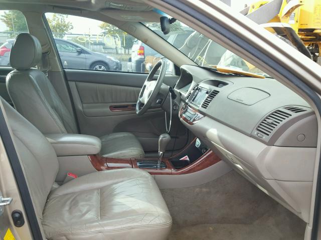 JTDBF30K520002565 - 2002 TOYOTA CAMRY LE ოქროსფერი ფოტო 5