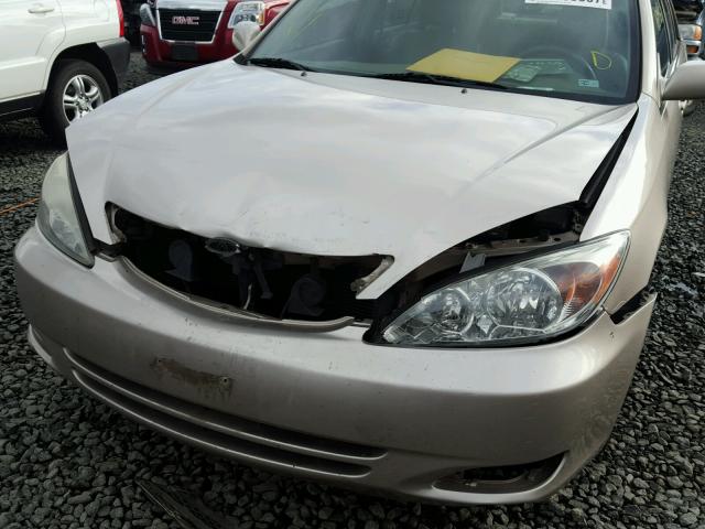 JTDBF30K520002565 - 2002 TOYOTA CAMRY LE GOLD photo 9