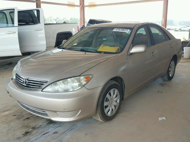 4T1BE32K05U588617 - 2005 TOYOTA CAMRY LE 金色 照片 2