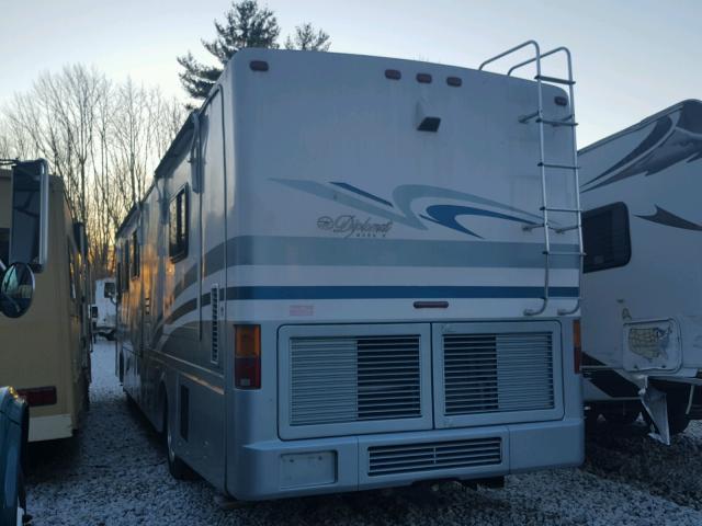 1RF22454322020281 - 2002 ROADMASTER RAIL RAISED RAI WHITE photo 3