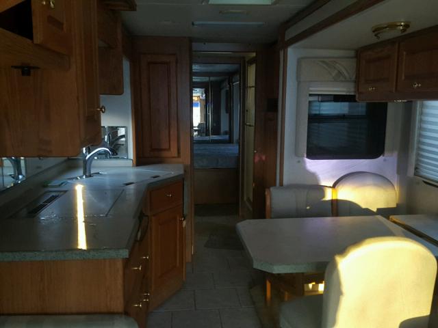 1RF22454322020281 - 2002 ROADMASTER RAIL RAISED RAI WHITE photo 6