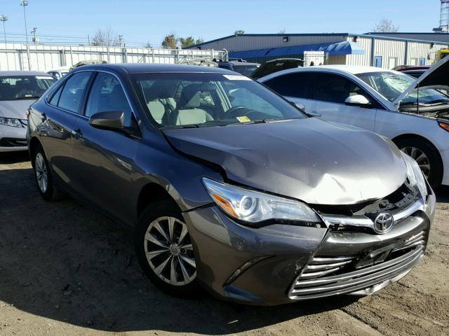 4T1BF1FK4HU655946 - 2017 TOYOTA CAMRY LE ნაცრისფერი ფოტო 1