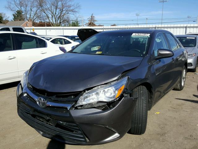 4T1BF1FK4HU655946 - 2017 TOYOTA CAMRY LE ნაცრისფერი ფოტო 2