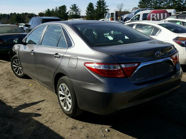 4T1BF1FK4HU655946 - 2017 TOYOTA CAMRY LE ნაცრისფერი ფოტო 3