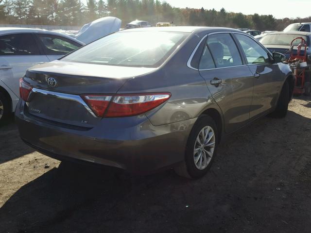 4T1BF1FK4HU655946 - 2017 TOYOTA CAMRY LE ნაცრისფერი ფოტო 4