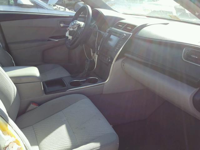 4T1BF1FK4HU655946 - 2017 TOYOTA CAMRY LE ნაცრისფერი ფოტო 5