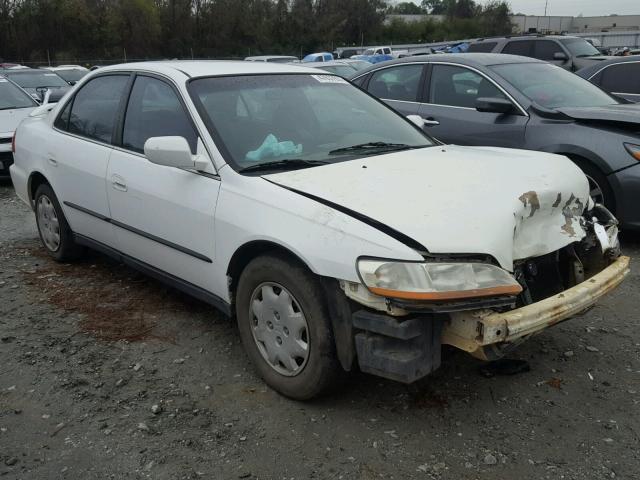 1HGCG5647XA112011 - 1999 HONDA ACCORD LX WHITE photo 1