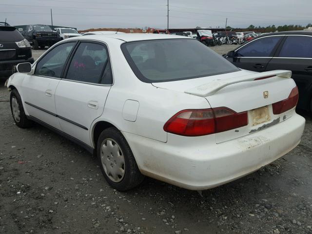 1HGCG5647XA112011 - 1999 HONDA ACCORD LX WHITE photo 3