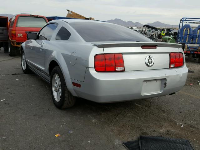 1ZVFT80NX75354307 - 2007 FORD MUSTANG SILVER photo 3