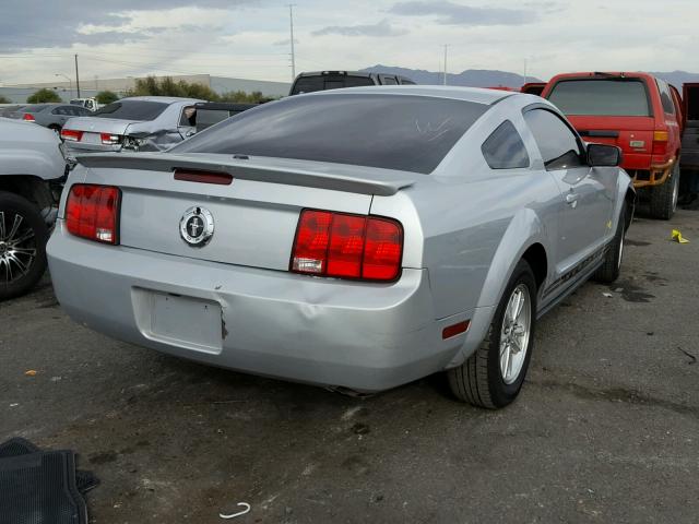 1ZVFT80NX75354307 - 2007 FORD MUSTANG SILVER photo 4