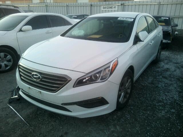 5NPE24AF4FH190813 - 2015 HYUNDAI SONATA SE WHITE photo 2