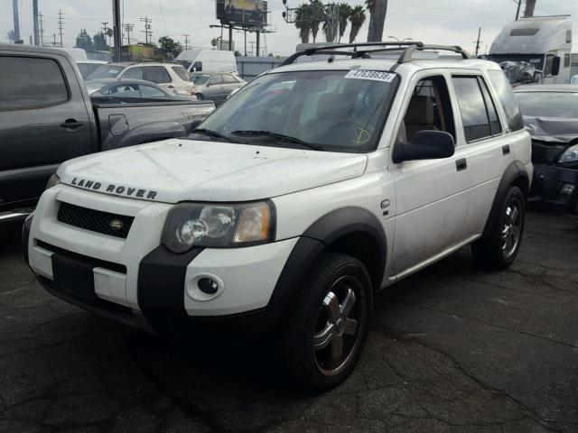 SALNY22235A445254 - 2005 LAND ROVER FREELANDER WHITE photo 2