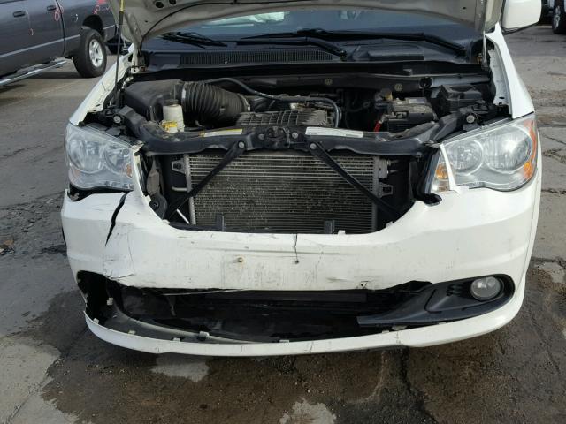 2D4RN5DG0BR720679 - 2011 DODGE GRAND CARA WHITE photo 7