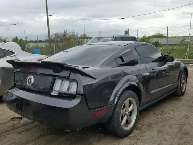 1ZVFT80N675206834 - 2007 FORD MUSTANG CHARCOAL photo 4