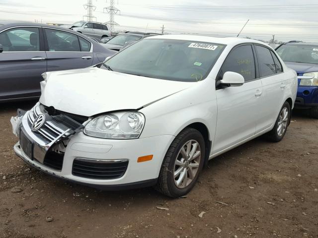 3VWRX7AJ8AM126850 - 2010 VOLKSWAGEN JETTA SE WHITE photo 2