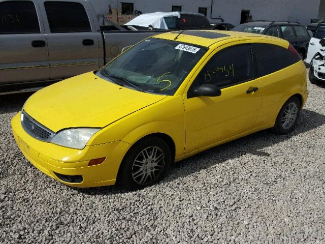 3FAFP31N05R159759 - 2005 FORD FOCUS ZX3 YELLOW photo 2