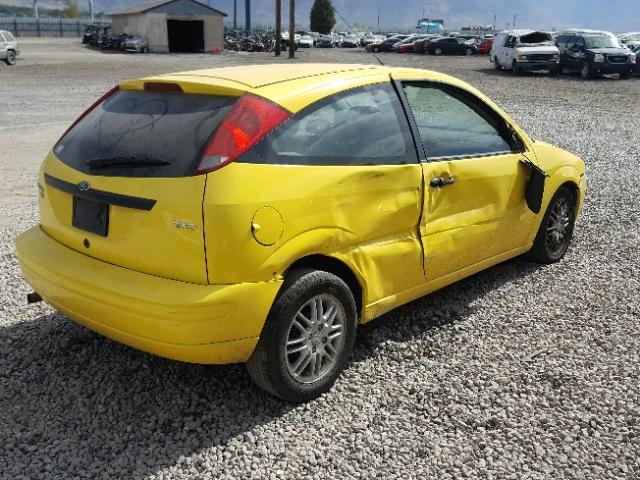 3FAFP31N05R159759 - 2005 FORD FOCUS ZX3 YELLOW photo 4