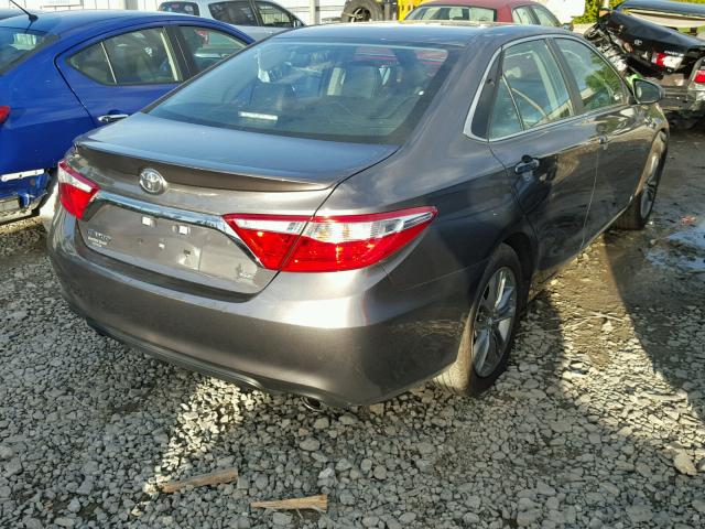 4T1BF1FK9HU442233 - 2017 TOYOTA CAMRY LE 灰色 照片 4