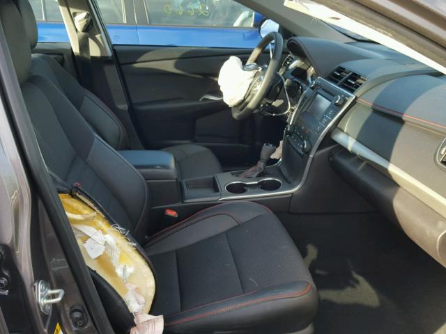 4T1BF1FK9HU442233 - 2017 TOYOTA CAMRY LE 灰色 照片 5