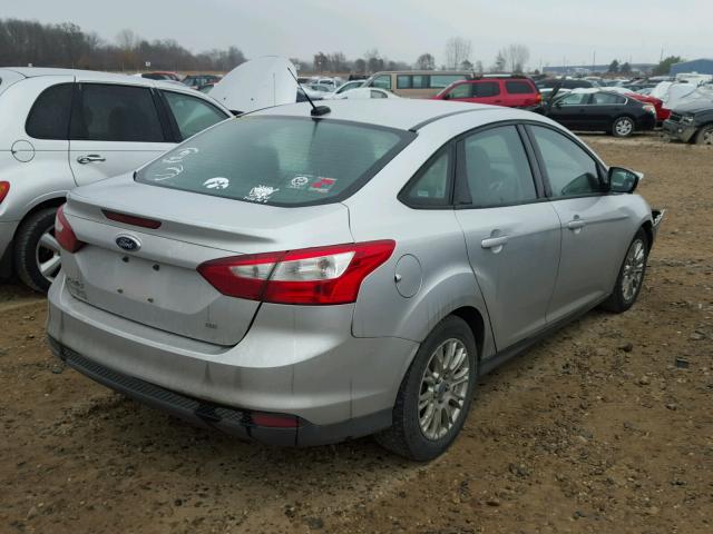 1FAHP3F25CL394984 - 2012 FORD FOCUS SE SILVER photo 4