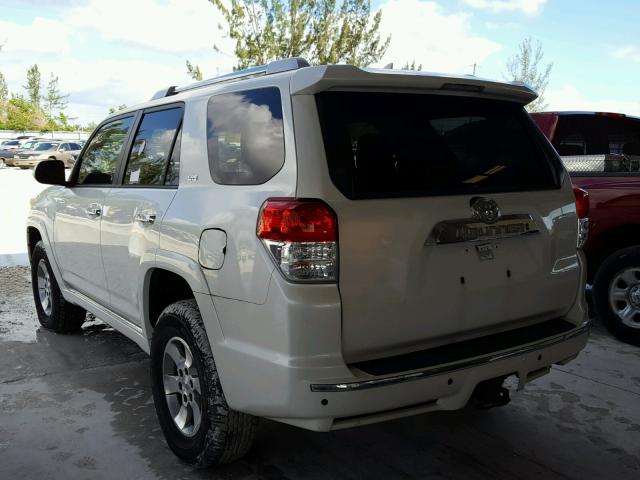 JTEBU5JR6D5128643 - 2013 TOYOTA 4RUNNER SR WHITE photo 3