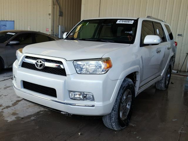 JTEBU5JR2D5130812 - 2013 TOYOTA 4RUNNER SR WHITE photo 2