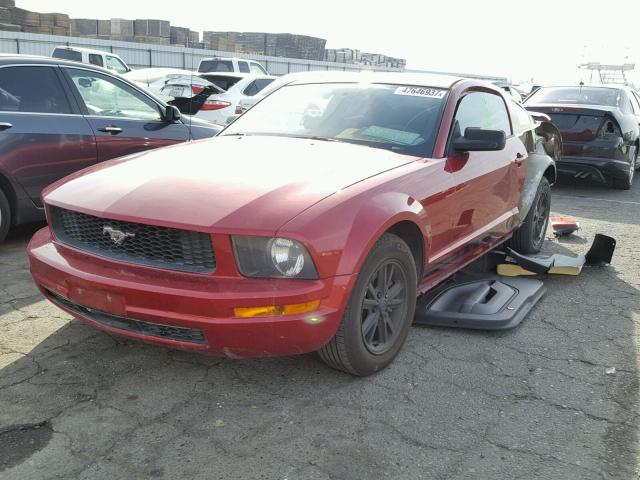 1ZVFT80N855111317 - 2005 FORD MUSTANG RED photo 2
