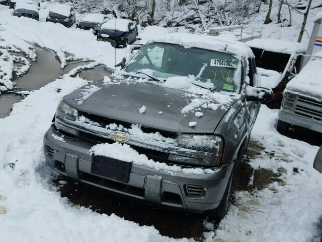 1GNDT13S272110615 - 2007 CHEVROLET TRAILBLAZE GRAY photo 2