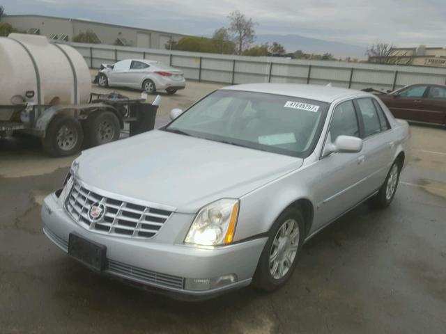 1G6KD57Y09U105989 - 2009 CADILLAC DTS SILVER photo 2