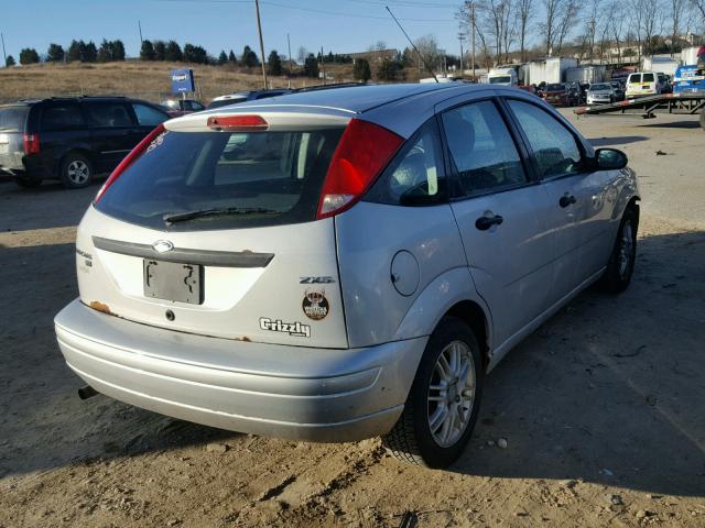 3FAFP37N35R134992 - 2005 FORD FOCUS ZX5 GRAY photo 4