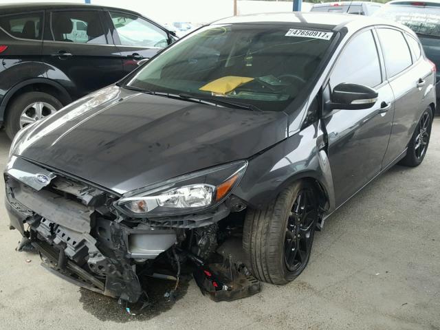 1FADP3K22GL325986 - 2016 FORD FOCUS SE GRAY photo 2