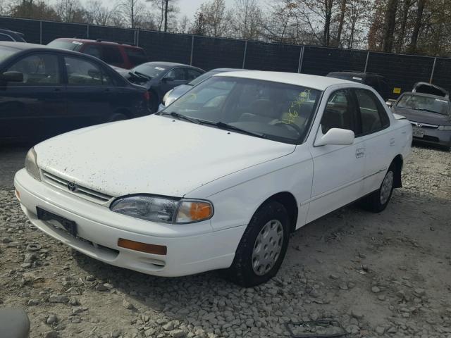 4T1BG12K6TU662392 - 1996 TOYOTA CAMRY DX WHITE photo 2