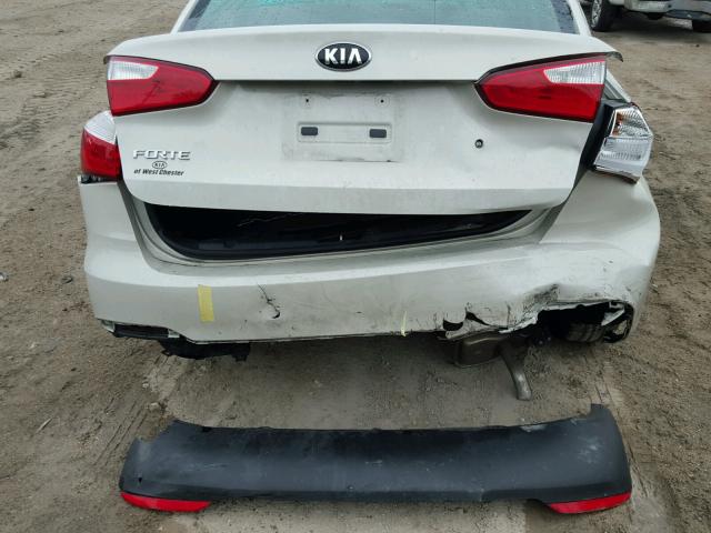 KNAFK4A64F5354188 - 2015 KIA FORTE LX WHITE photo 9