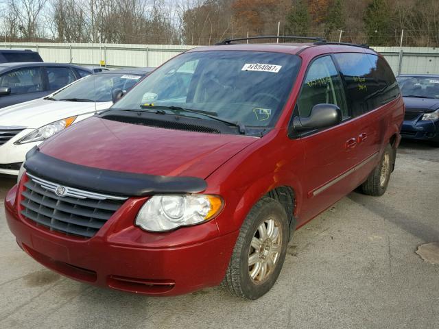 2C4GP54L05R436002 - 2005 CHRYSLER TOWN & COU BURGUNDY photo 2