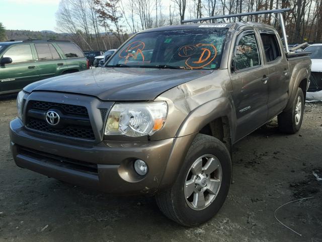 3TMLU4EN8BM077728 - 2011 TOYOTA TACOMA DOU BROWN photo 2