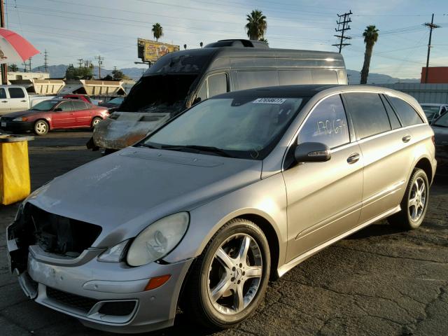 4JGCB75E36A002229 - 2006 MERCEDES-BENZ R 500 GRAY photo 2