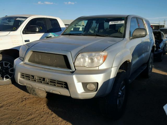 JTEBU14R760088528 - 2006 TOYOTA 4RUNNER SR SILVER photo 2