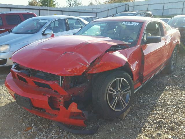 1ZVBP8AM6B5120621 - 2011 FORD MUSTANG RED photo 2