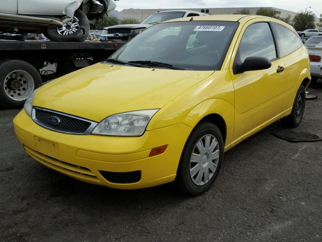 3FAFP31N75R162013 - 2005 FORD FOCUS ZX3 YELLOW photo 2