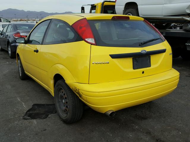 3FAFP31N75R162013 - 2005 FORD FOCUS ZX3 YELLOW photo 3