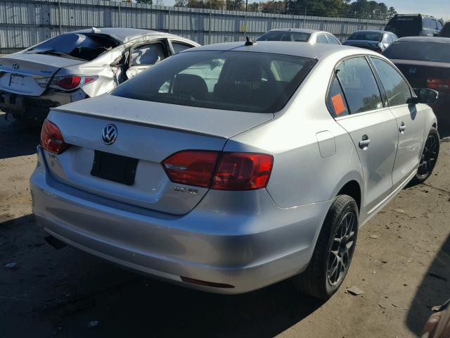 3VWDP7AJXDM375942 - 2013 VOLKSWAGEN JETTA SE 银色 照片 4