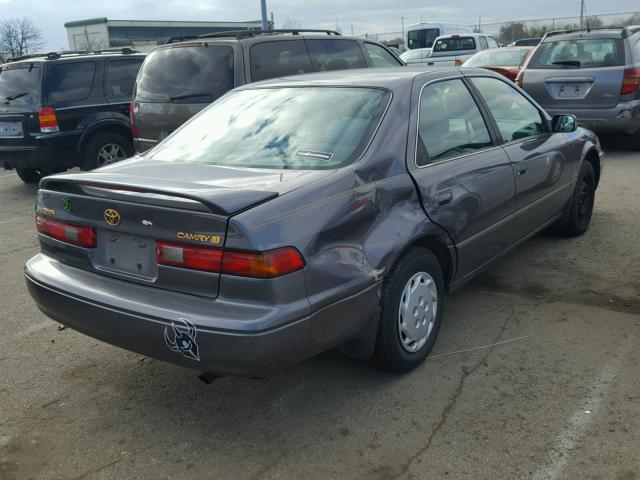 4T1BG22KXWU243875 - 1998 TOYOTA CAMRY CE GRAY photo 4