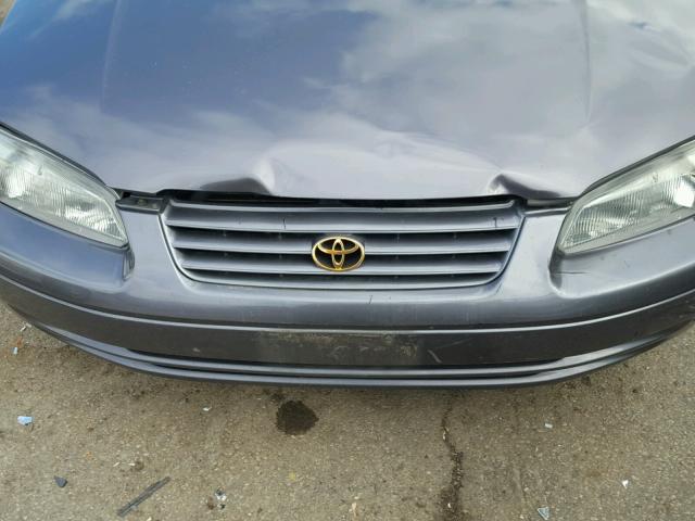 4T1BG22KXWU243875 - 1998 TOYOTA CAMRY CE GRAY photo 9