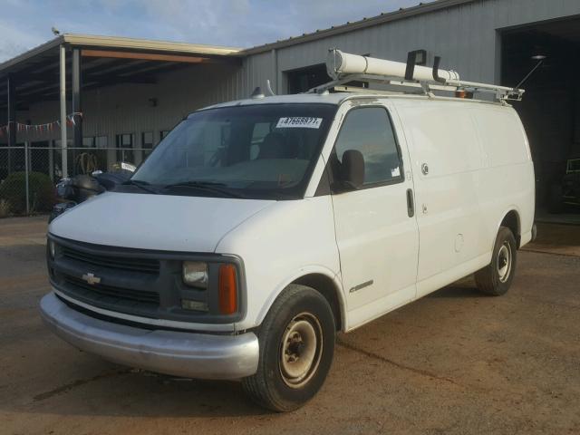 1GCFG25W921111870 - 2002 CHEVROLET EXPRESS G2 WHITE photo 2