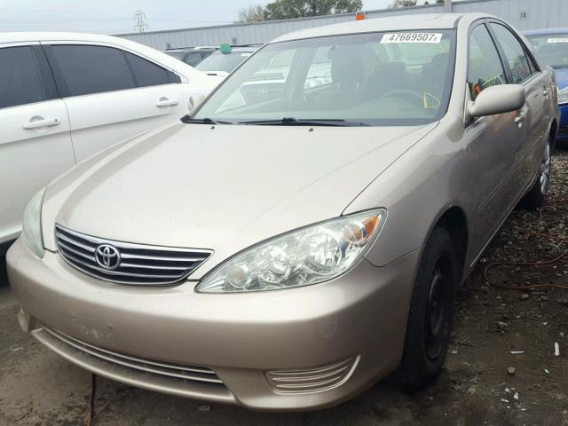 4T1BE32K05U585328 - 2005 TOYOTA CAMRY LE BEIGE photo 2