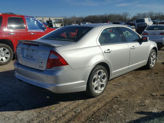 3FAHP0HG2AR423170 - 2010 FORD FUSION SE SILVER photo 4